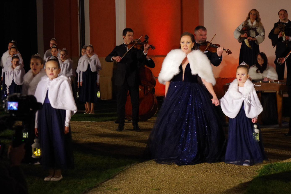 Videklip k nové vánoční písni natáčela Bára Basiková v barokním skvostu na severním Plzeňsku