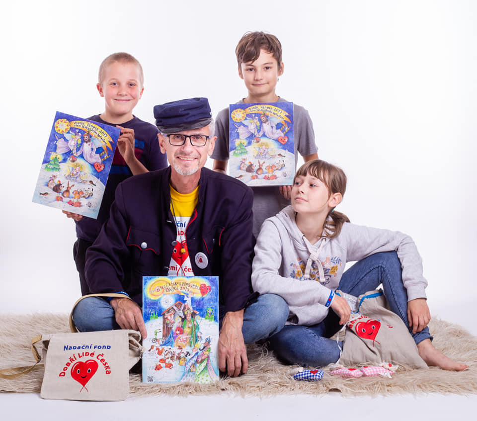 Sám si prošel rakovinou, dnes dětem se stejnou diagnózou rozdává naději na uzdravení skrze adventní kalendáře