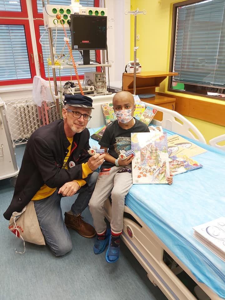 Sám si prošel rakovinou, dnes dětem se stejnou diagnózou rozdává naději na uzdravení skrze adventní kalendáře