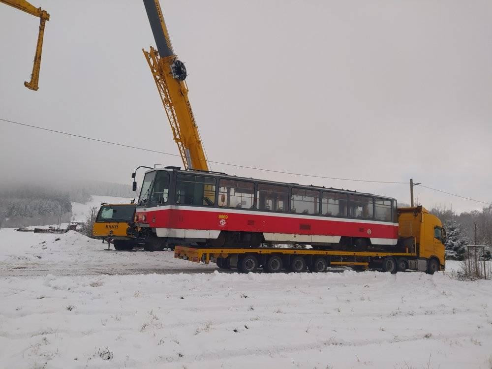 Z Prahy přicestovaly do Liberce dvě tramvaje. Z jedné bude občerstvení, druhá bude uklízet sníh. Foto: marek Matouš