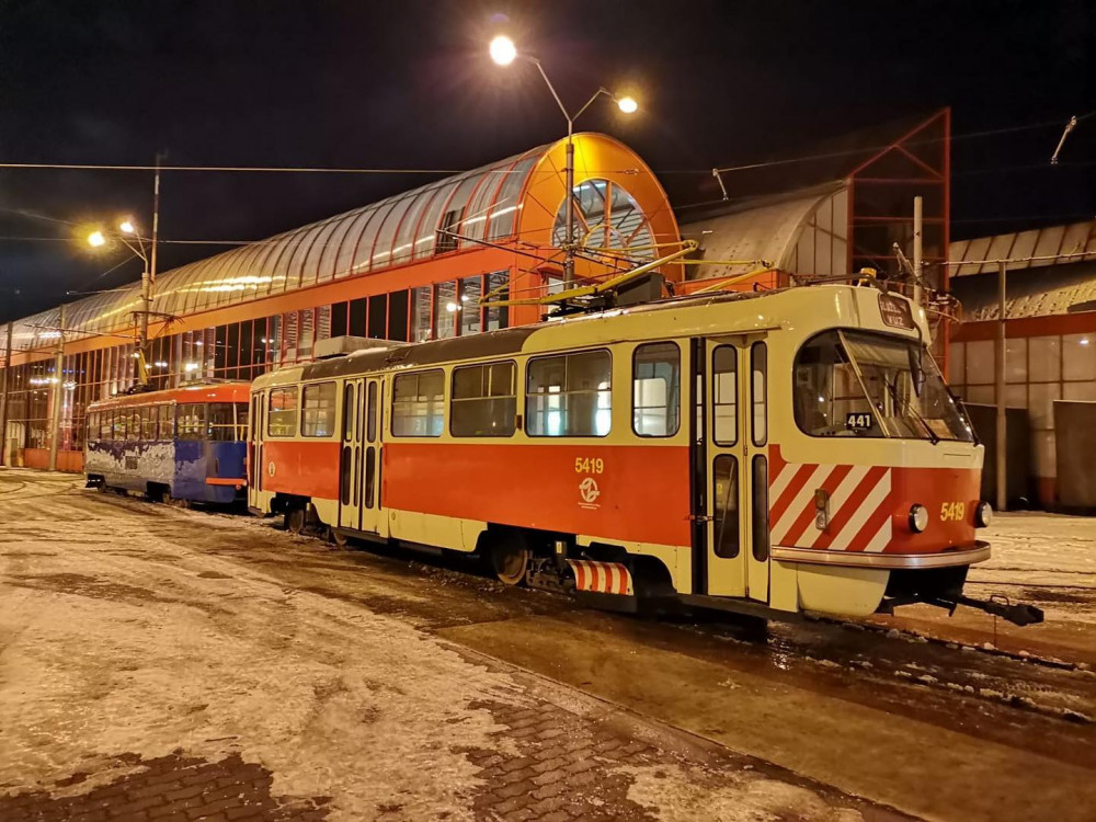 Z Prahy přicestovaly do Liberce dvě tramvaje. Z jedné bude občerstvení, druhá bude uklízet sníh. Foto: Tramvaje v České republice