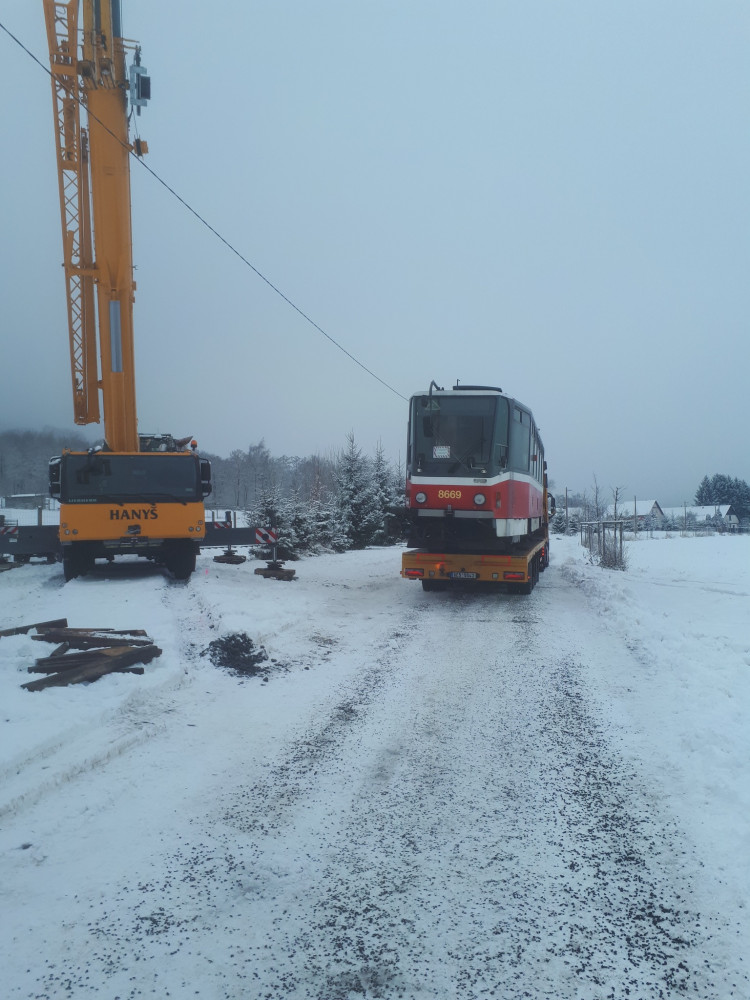 Z Prahy přicestovaly do Liberce dvě tramvaje. Z jedné bude občerstvení, druhá bude uklízet sníh. Foto: Hana Blaháčová
