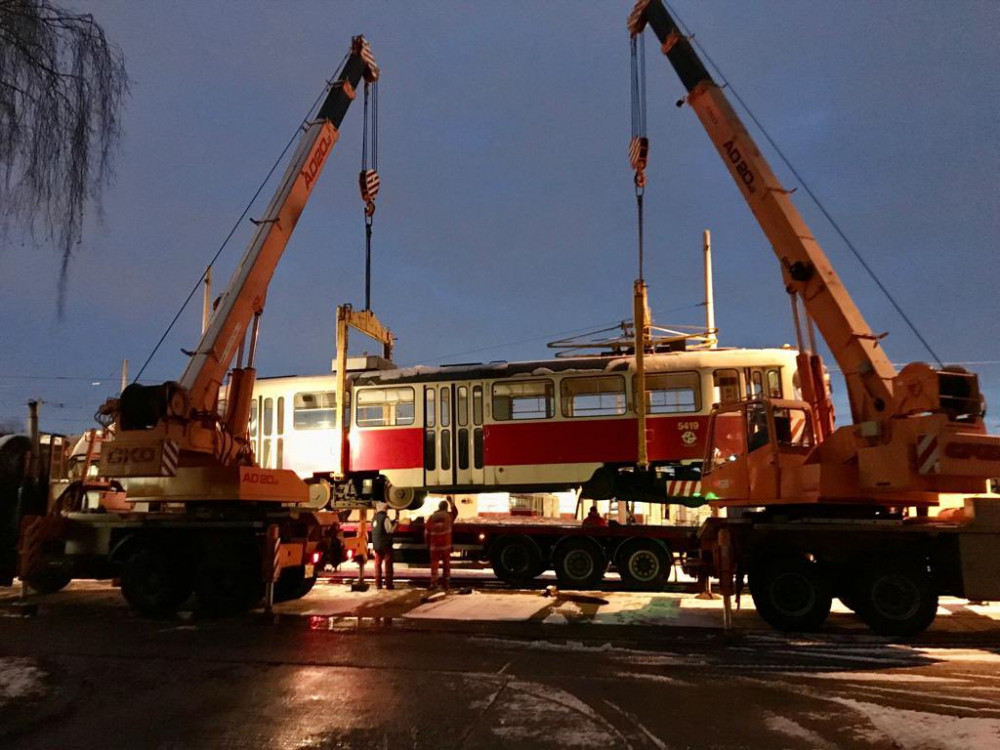 Z Prahy přicestovaly do Liberce dvě tramvaje. Z jedné bude občerstvení, druhá bude uklízet sníh. Foto: DPP
