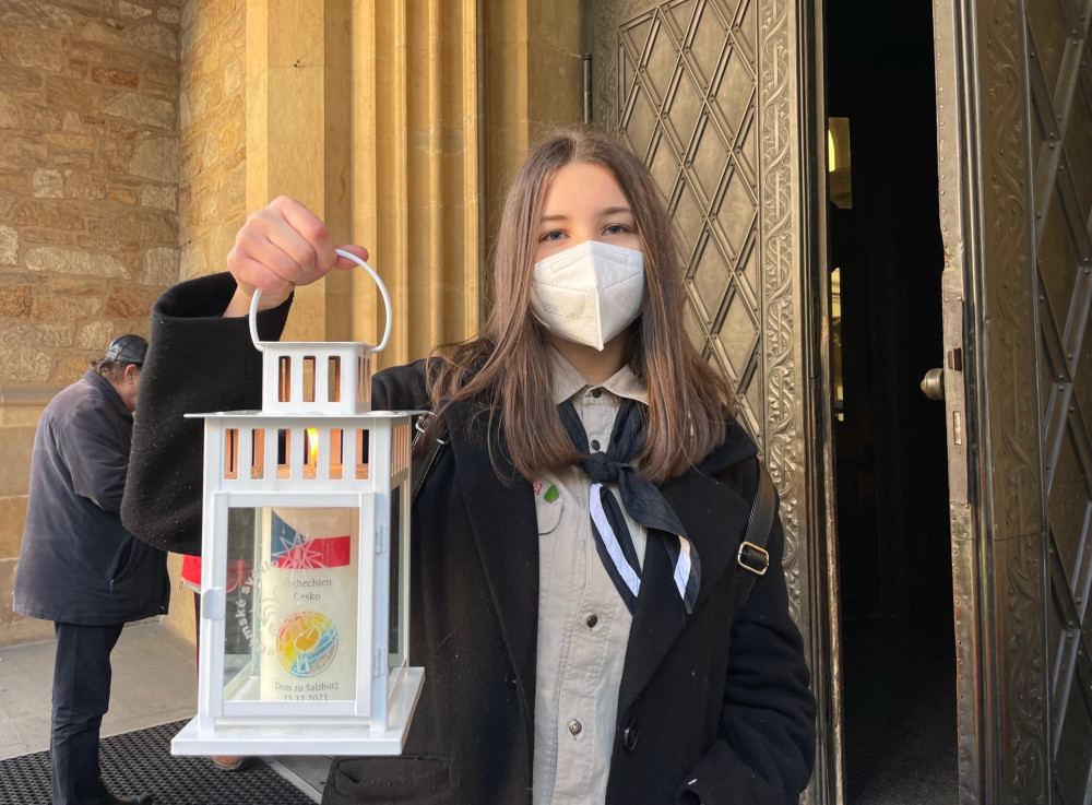 Do Brna přijelo Betlémské světlo. Skauti plamínek přivezli na Petro v