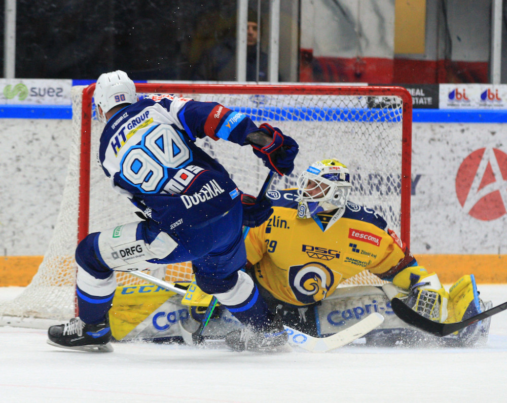 Brněnský Dočekal v souboji s brankářem Kašíkem