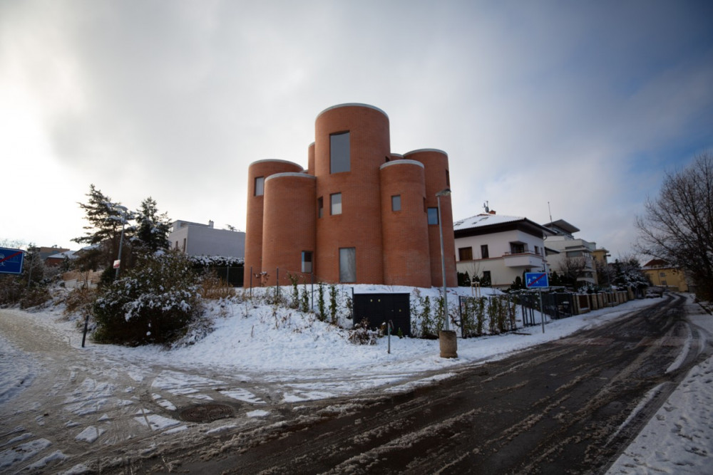 Takešiho hrad je hotový. Dům Tomia Okamury vzbuzuje emoce mezi sousedy i architekty