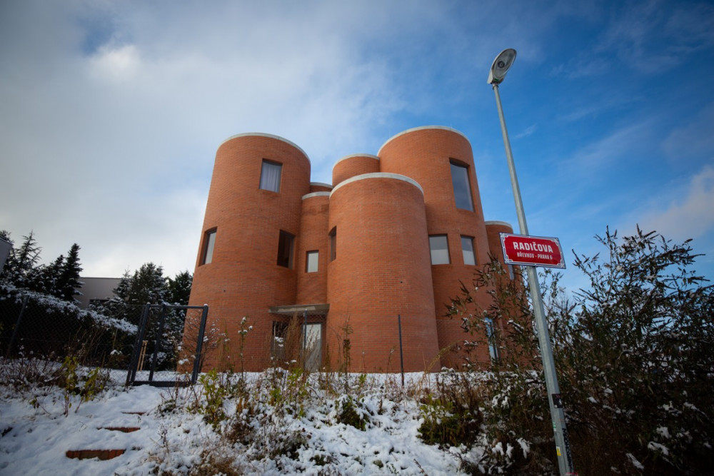 Takešiho hrad je hotový. Dům Tomia Okamury vzbuzuje emoce mezi sousedy i architekty