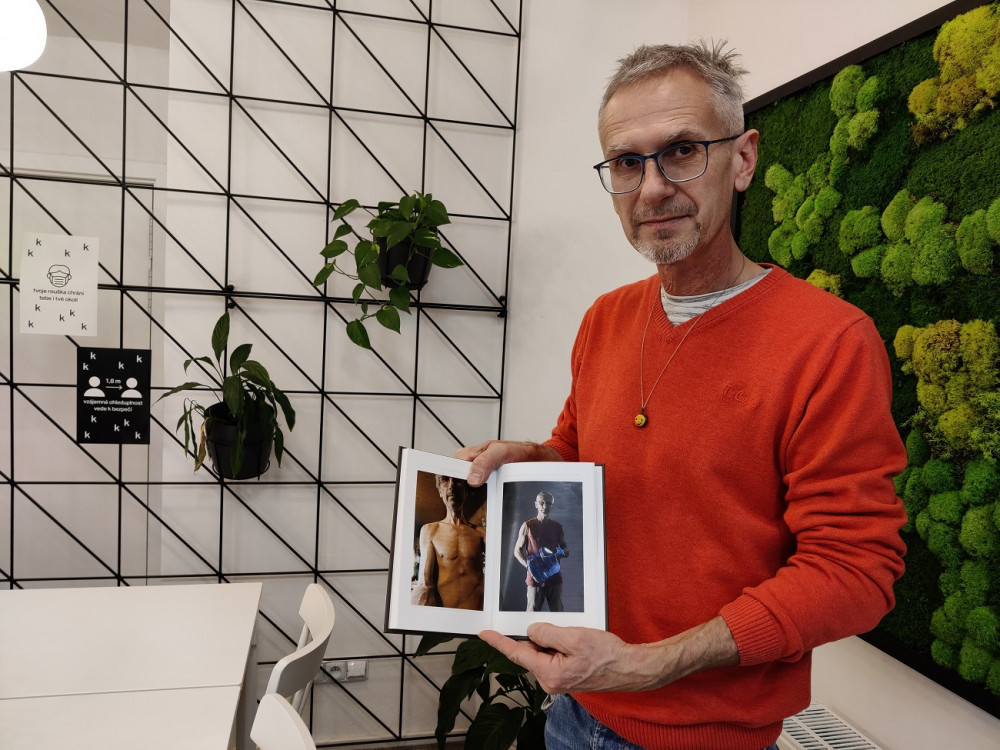 Sám si prošel rakovinou, dnes dětem se stejnou diagnózou rozdává naději na uzdravení skrze adventní kalendáře