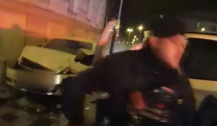 Muž ukradl v Praze BMW za milion a půl. Když ujížděl policii, naboural čtyři auta