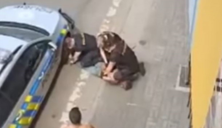 Zástupkyně ombudsmana: Policisté, kteří zaklekli Roma v Teplicích, chybovali.