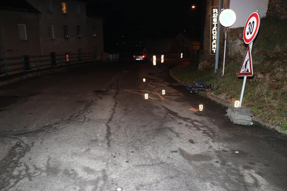 Cyklista bez helmy narazil do dopravní značky tak nešťastně, že pro něj musel letět vrtulník