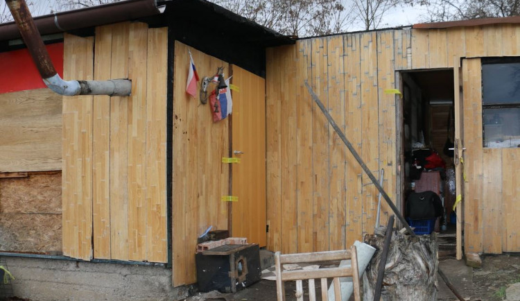 Muž v Praze polil svou ženu benzínem a zapálil ji. Ta na místě zemřela