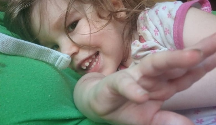 O Nelinku s dětskou mozkovou obrnou pečuje sama maminka. Finance na neurorehabilitace jí ale chybí