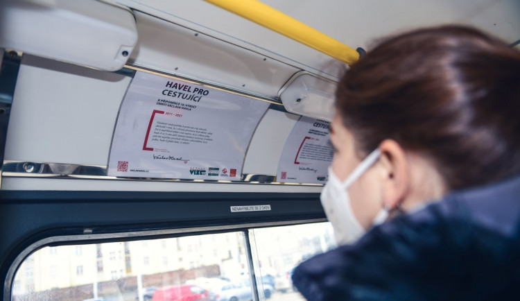 V pražských tramvajích najdou cestující deset citátů Václava Havla