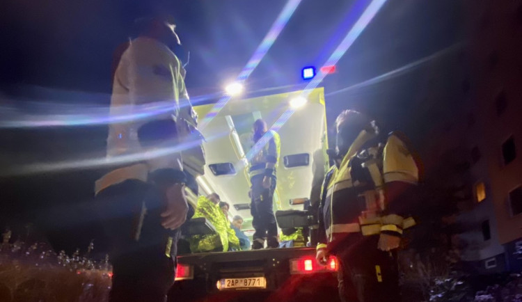 V Praze se přes třicet lidí otrávilo oxidem uhelnatým. Záchranáři je rozvezli do nemocnic