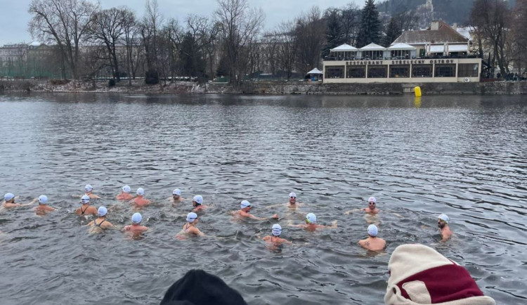 V Praze proběhla největší otužilecká akce. Ve Vltavě plavalo 360 lidí