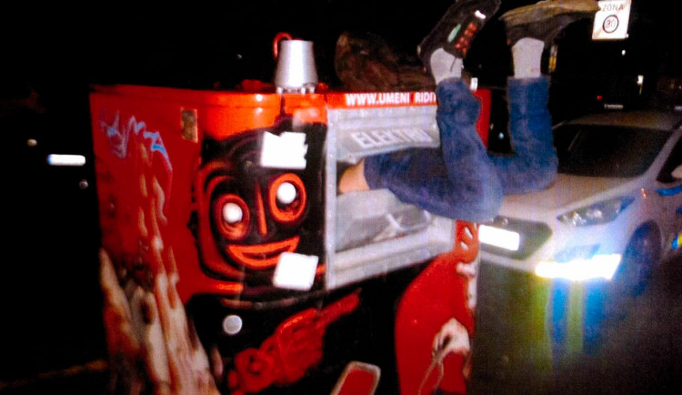 Muž se zasekl v kontejneru, byly mu vidět jen nohy. Vyprostit ho museli hasiči