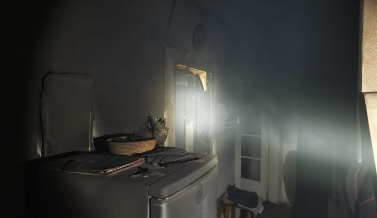 Tragédie v Praze. Při požáru vybavení bytu zemřel člověk