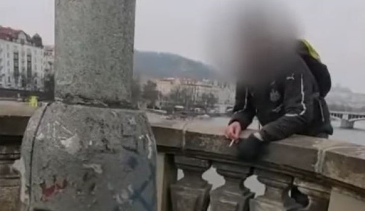 Všechno se dá vyřešit, pojďte na pivko! Policisté zachránili život muži, který chtěl skočit z mostu