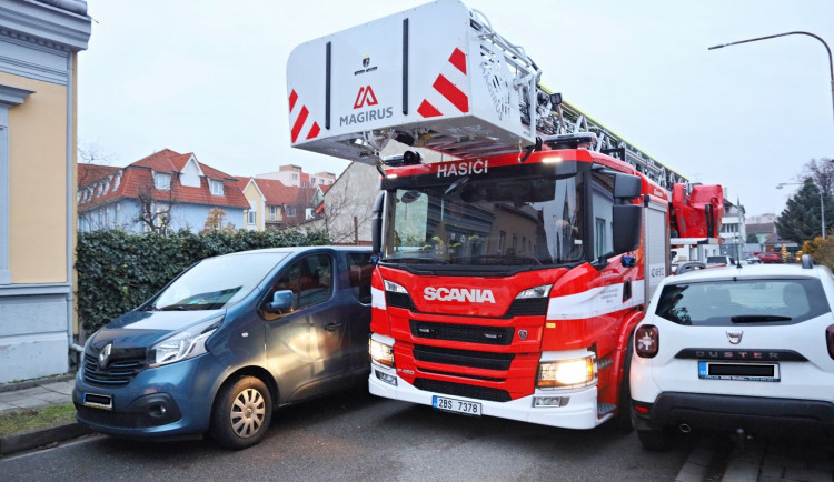Hasiči testovali průjezdnost ulic. Zásahové vozy blokovala zaparkovaná auta