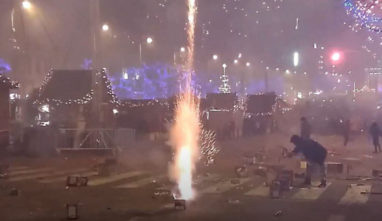 Do Prahy přijede oslavit příchod nového roku až šedesát tisíc lidí. Připraveni jsou záchranáři i policisté