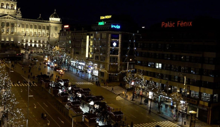 Lidé nerespektovali zákaz pyrotechniky. Pražské služby uklízejí po novoročních oslavách