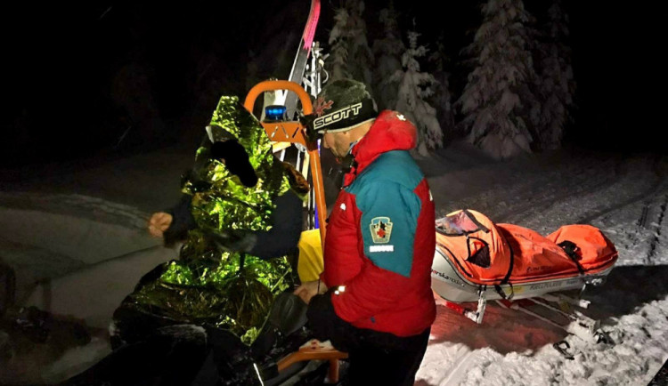 Náročný silvestr pro horskou službu. O půlnoci na Sněžce zachraňovala turisty