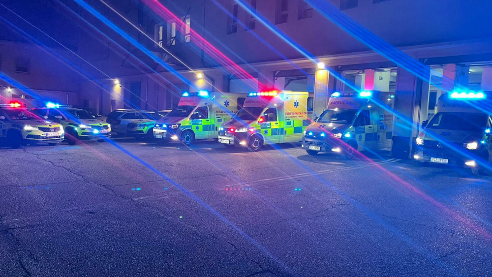 Záchytka byla plná po osmé hodině večer. Záchranáři ošetřovali zranění od pyrotechniky, ale i podnapilé nezletilé