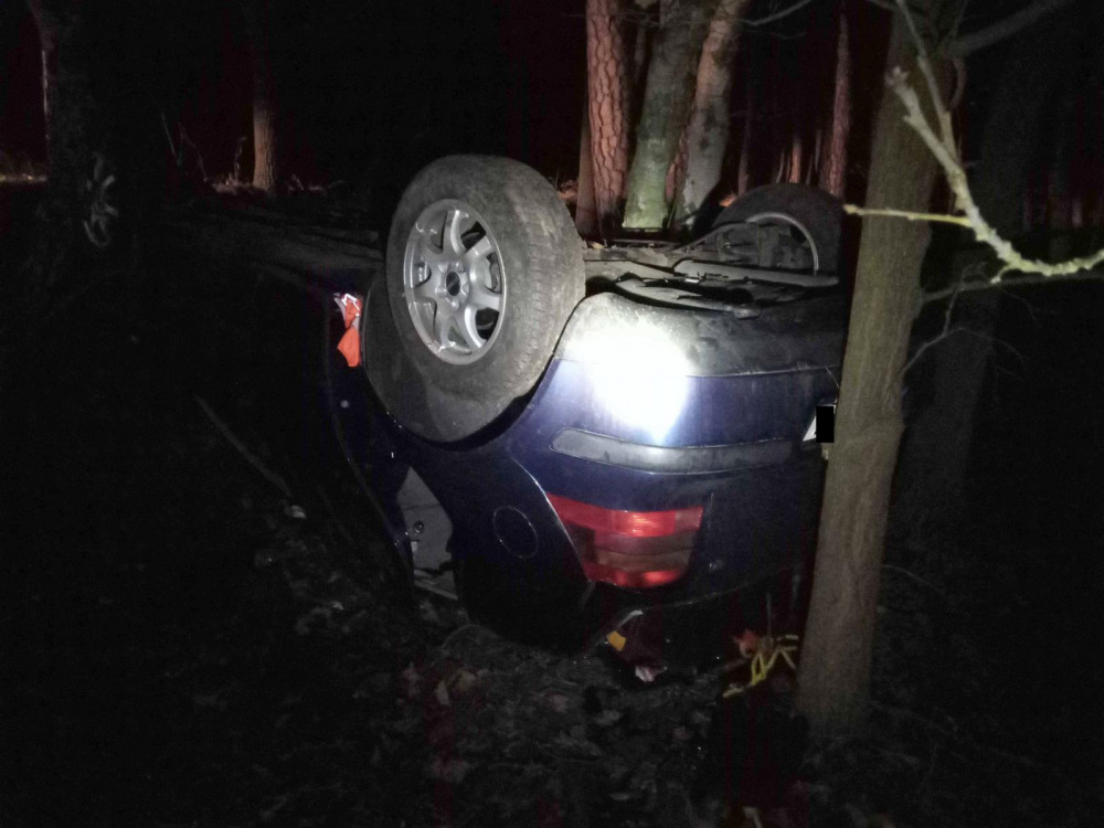 Záchranáři ošetřili dvě osoby poraněné petardami. Vrtulník vzlétal k dívce, která spadla z terasy