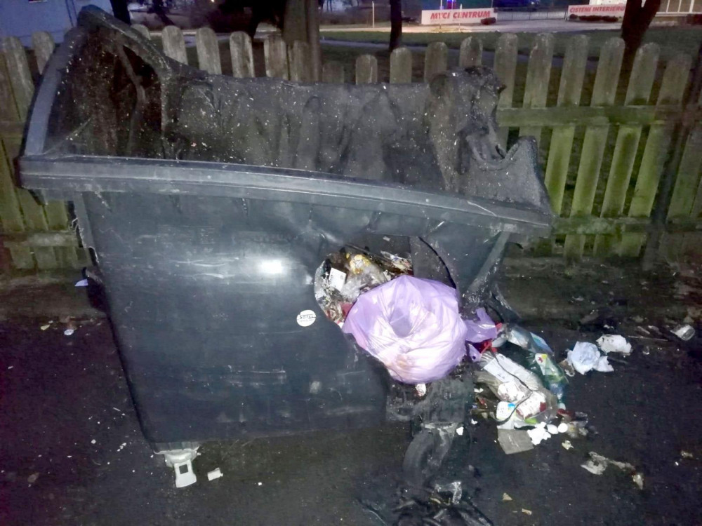 Záchranáři ošetřili dvě osoby poraněné petardami. Vrtulník vzlétal k dívce, která spadla z terasy