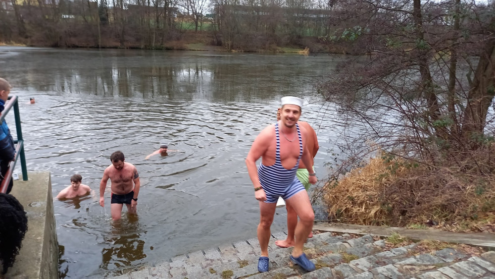 Tentokrát ne v řece, ale na Borovince. Otužilci vítali nový rok, voda měla necelé čtyři stupně