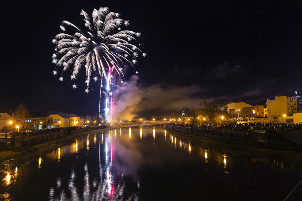 V Přerově přivítali nový rok tradičním ohňostrojem u řeky Bečvy
