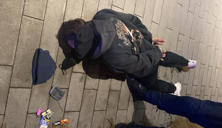 Muž vytáhl na ženu nůž a ukradl jí kabelku. O chvíli později ho chytili policisté