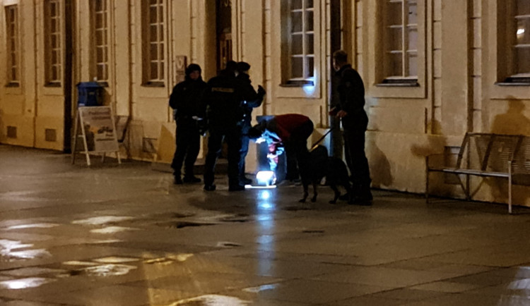 Anonym se představil jako Král světa. Pak nahlásil bombu na Pražském hradě