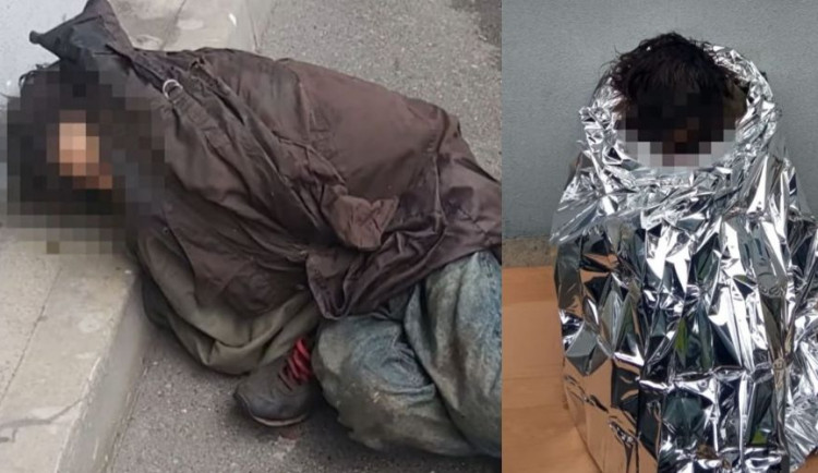 Muž bez domova odmítal pomoc zdravotníků. Skončil promrzlý v denním centru