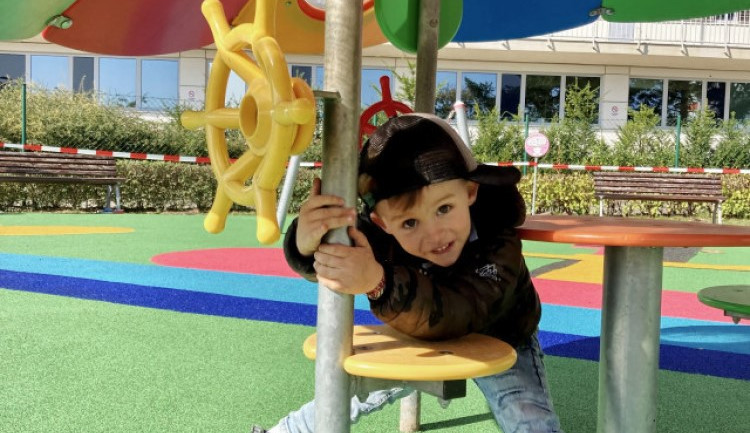 Známé osobnosti podporují projekt Pink Bubble na rekonstrukci dětského hřiště v Motole