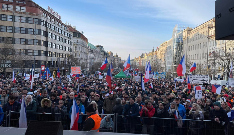 Tisíce lidí v Praze demonstrují proti povinnému očkování