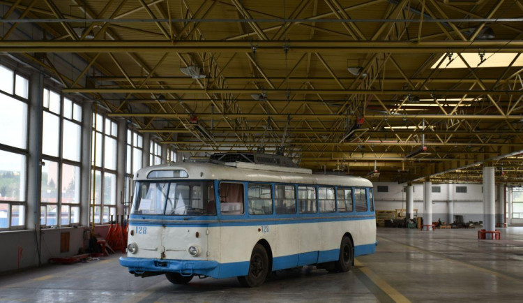 V Brně vracejí lesk historickým trolejbusům