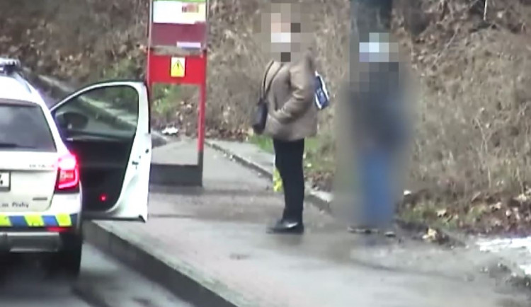 Chlapec zkoušel první graffiti, babička koupila spreje a hlídala