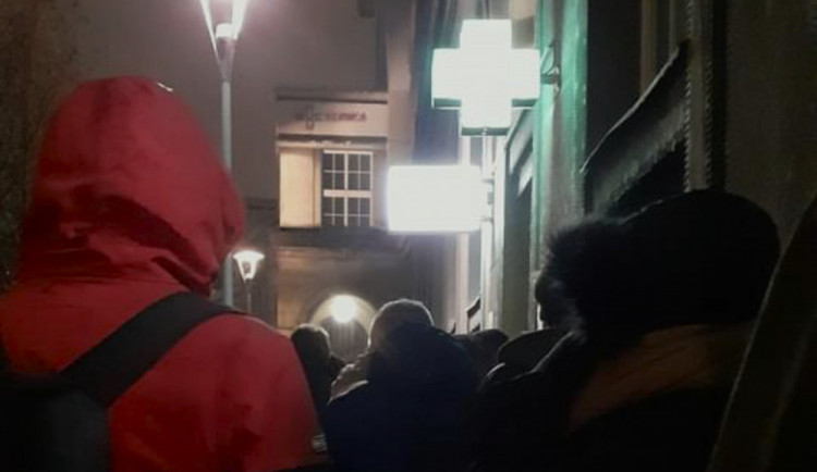 Desítky lidí čekajících v mrazu na ošetření na zubní pohotovosti.