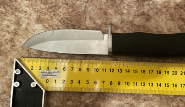 Muž si držel u krku nůž a vyhrožoval, že se zabije. Vyjednavač mu zachránil život