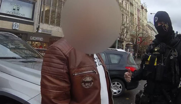 VIDEO: Já nejsem z tadyma, dám vám každýmu čtverku. Muž chtěl uplatit policisty, prý neměl čas