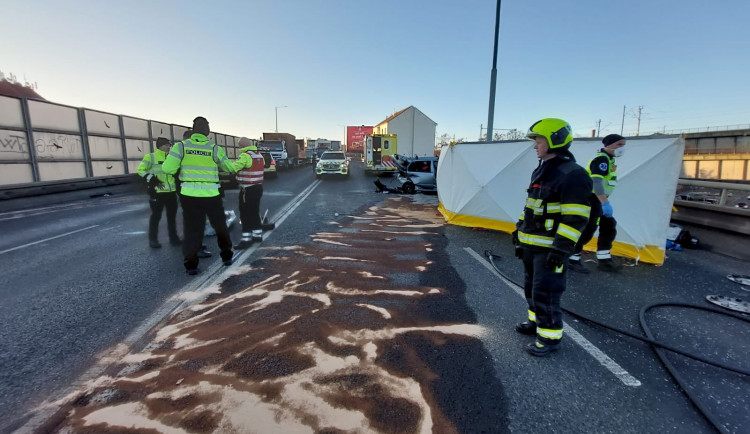 Tragická nehoda uzavřela silnici v Praze. Řidič na místě zemřel