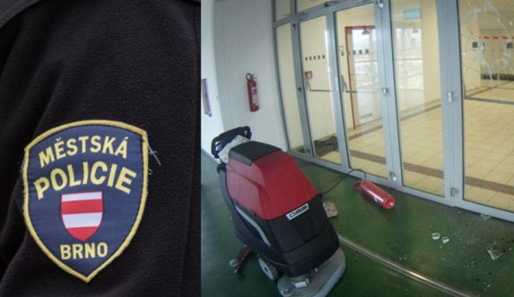 Muž v Brně přišel do práce se čtyřmi promile. Naštval se a dveřmi prohodil hasicí přístroj
