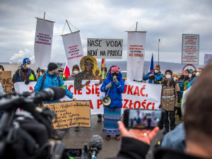 Zaplaťte pokutu, zavřete důl. U Turówa demonstrovaly desítky odpůrců těžby