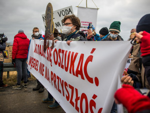 Zaplaťte pokutu, zavřete důl. U Turówa demonstrovaly desítky odpůrců těžby