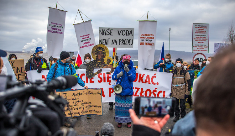 Zaplaťte pokutu, zavřete důl. U Turówa demonstrovaly desítky odpůrců těžby.