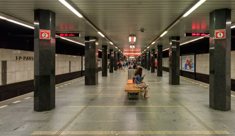 Vůz metra ve stanici I. P. Pavlova srazil mladou ženu. Nehoda přerušila provoz