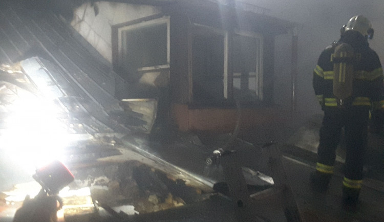 Požár v Brně připravil o domov starší pár. Manžele ubytovala městská část