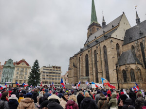 Odpůrci povinného očkování zaplnili plzeňské náměstí, promluvili policisté, lékaři i Tomáš Ortel